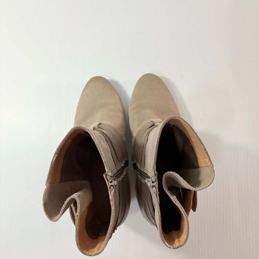 NWOT Naya Fisher Moto Taupe Ankle Boots with Leather Buckle Straps Sz9.5 Moto